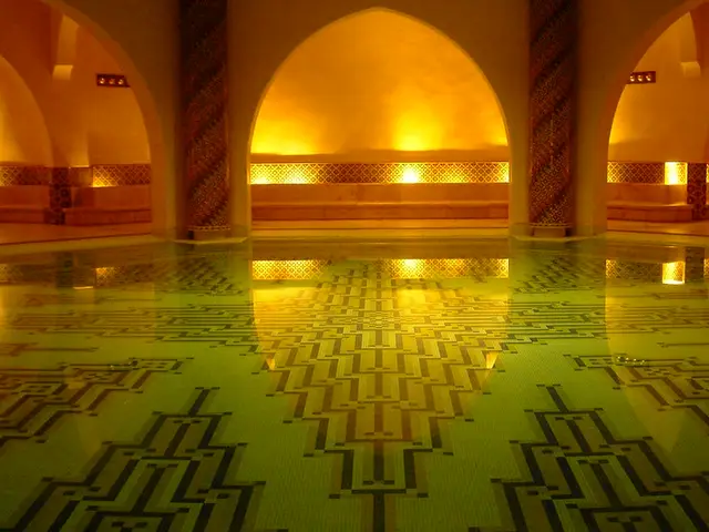 Altın ışıkla aydınlanan kemerli hamam ve mozaik havuz — Sütlüce, Masaj Salonun