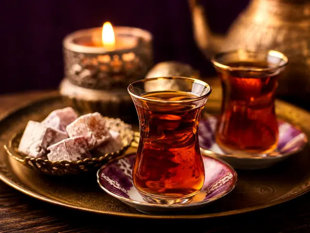 İnce belli bardakta çay ve lokum — Sütlüce, Masaj Salonun